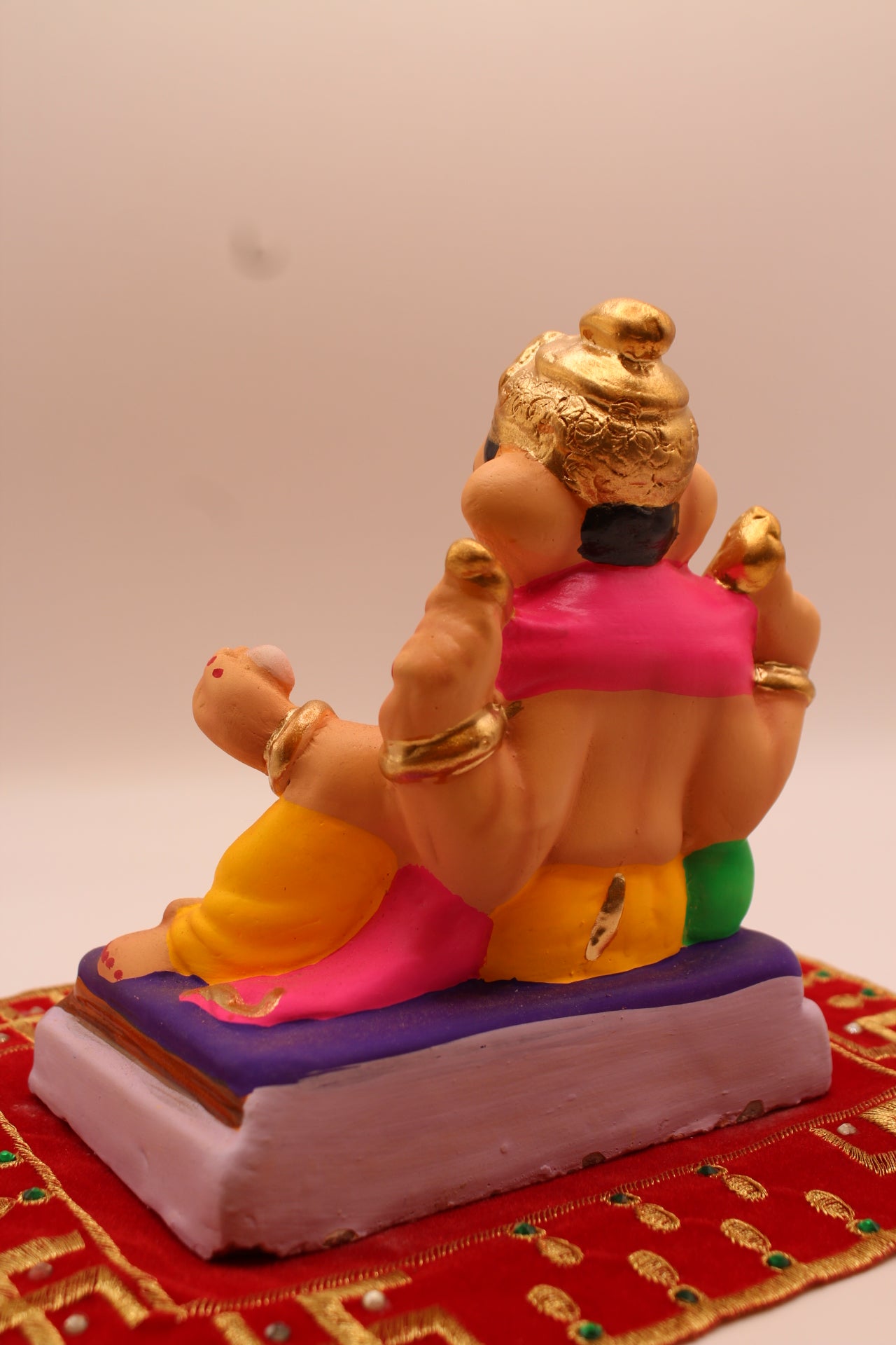 Back view showing the pink khes pooling behind
