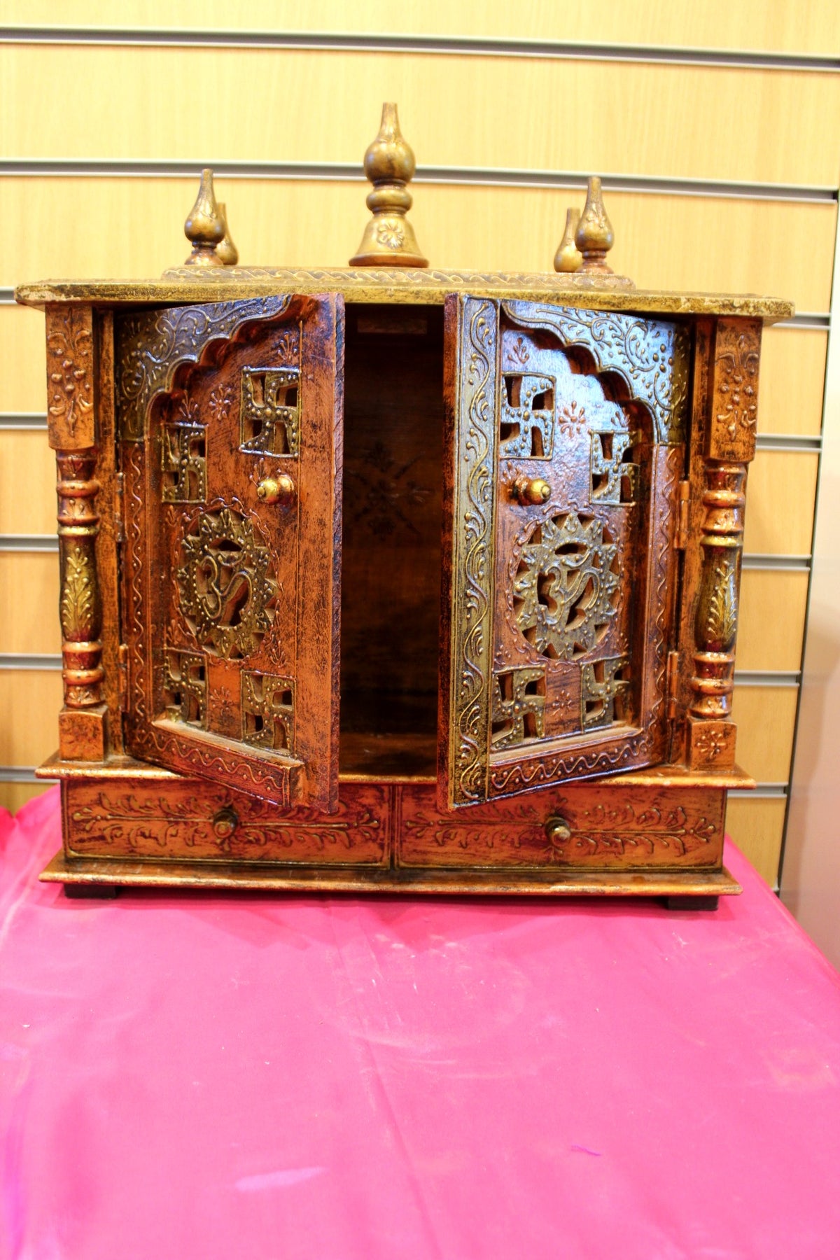 Close-up of Om jali lattice on the mandir doors