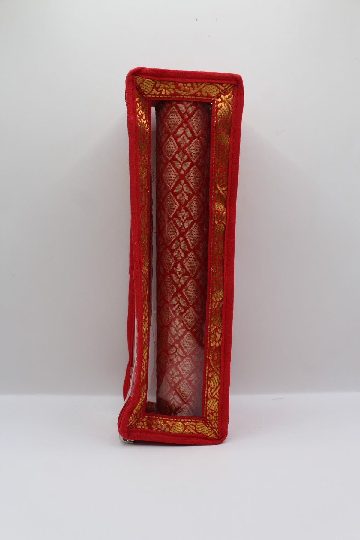 Red bangle box with 1 roll – closed