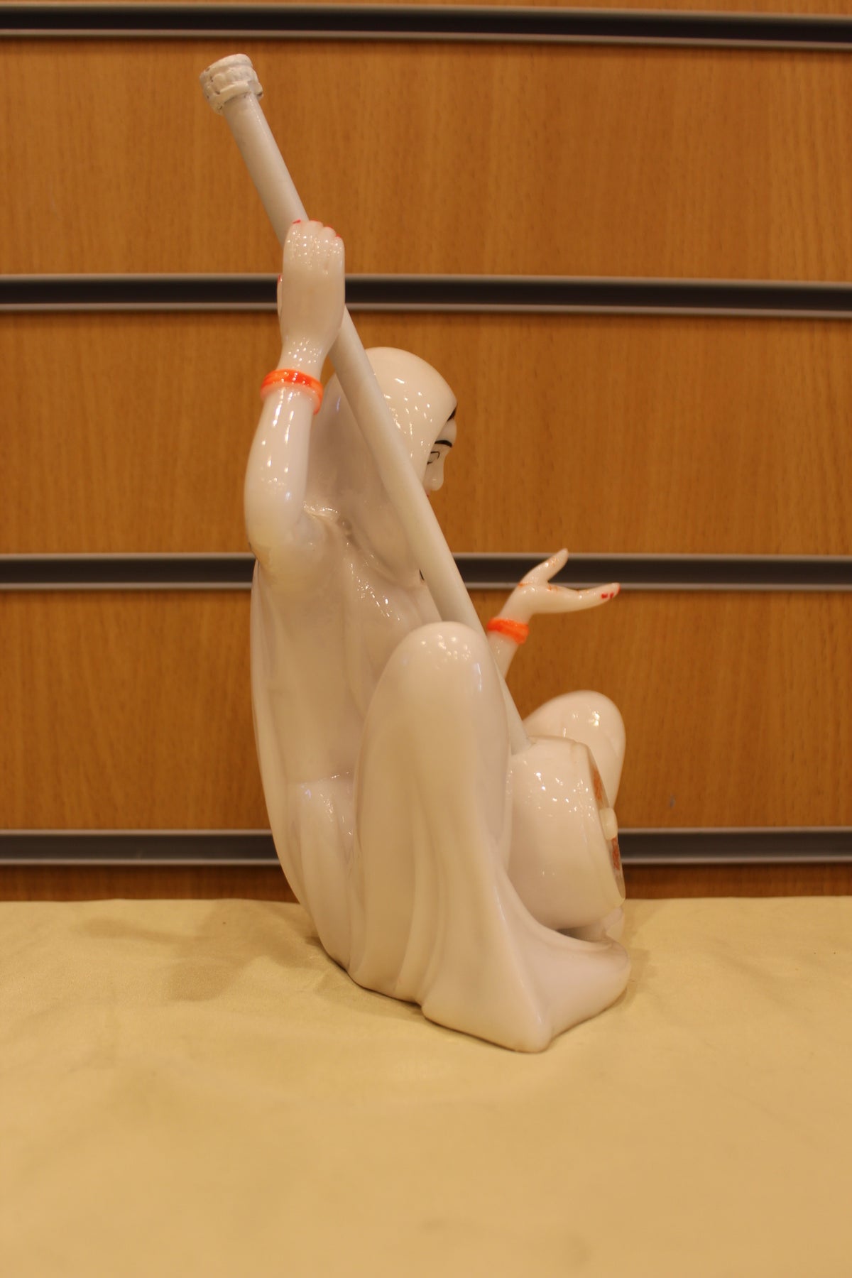 Resin/Fibre Mira Bai Statue – Seated with Tanpura, White – 10 inch – Swirl Design – left side view