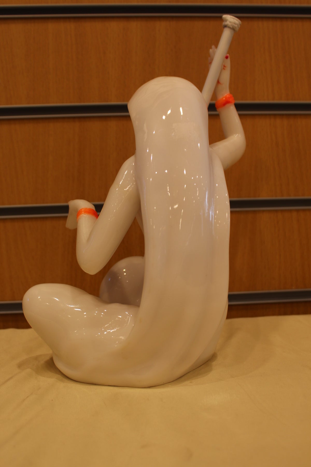 Resin/Fibre Mira Bai Statue – Seated with Tanpura, White – 12 inch – Flower Design – back view