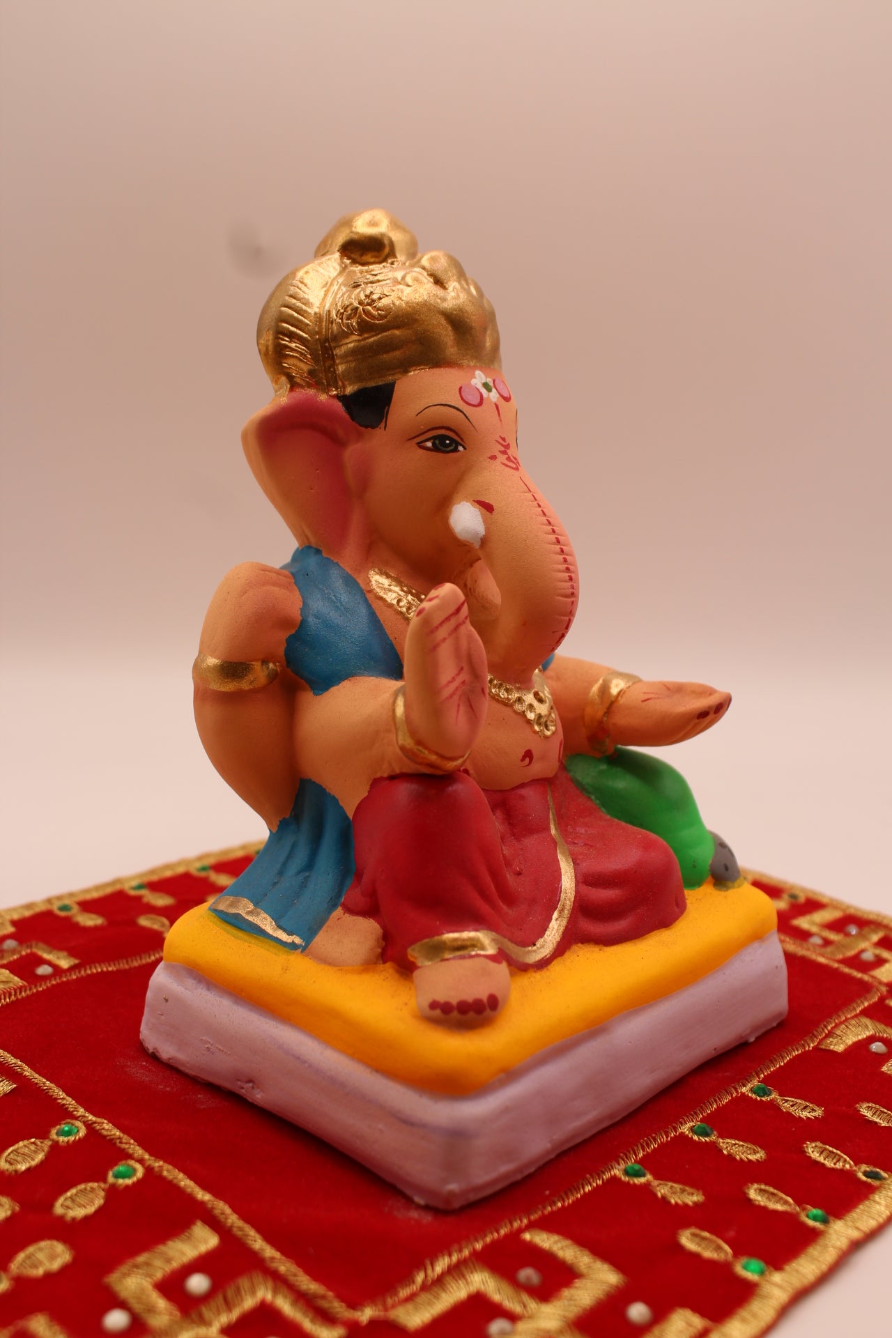 Side view showing the gold jata mukut