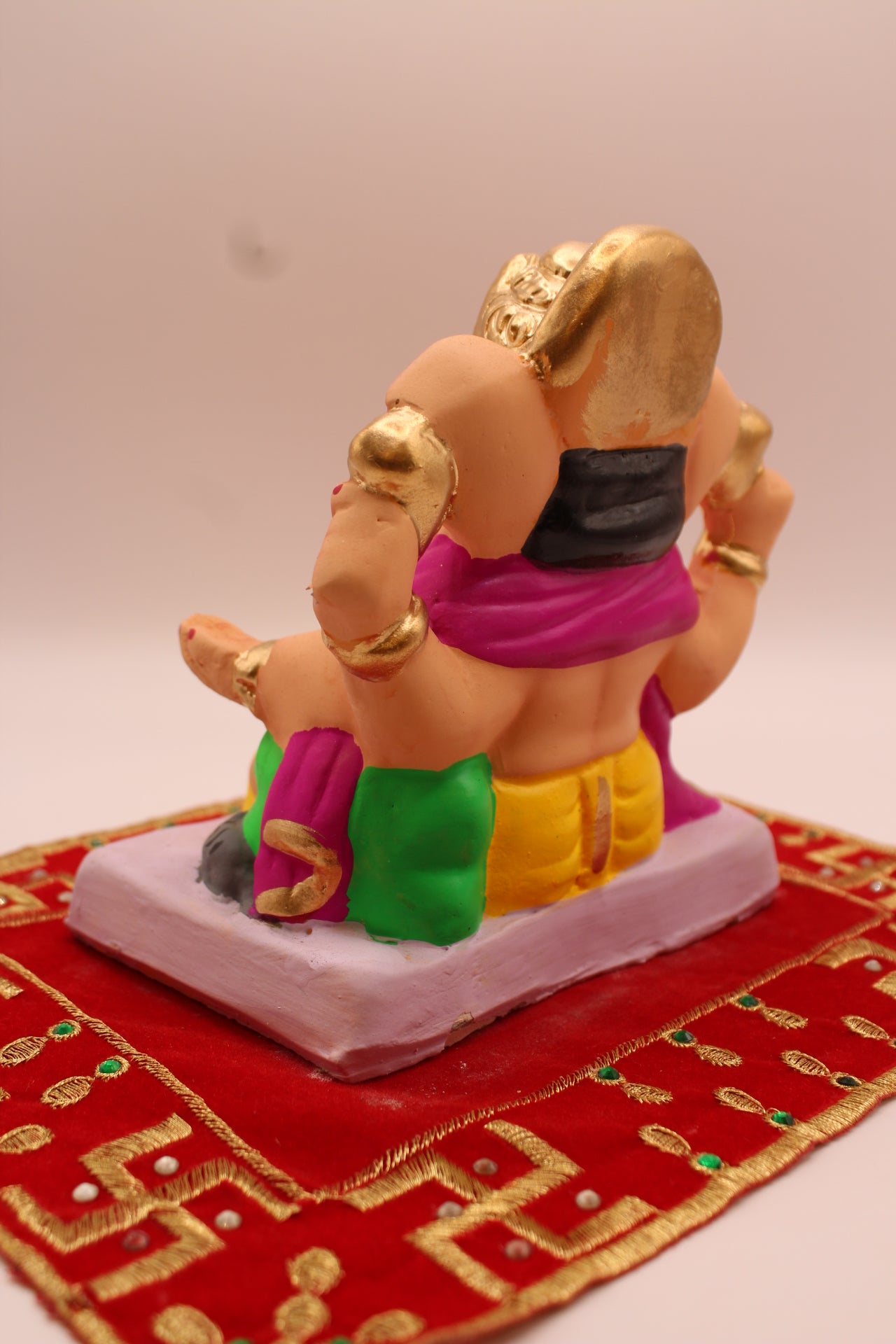 Back view showing the pink khes at the nape