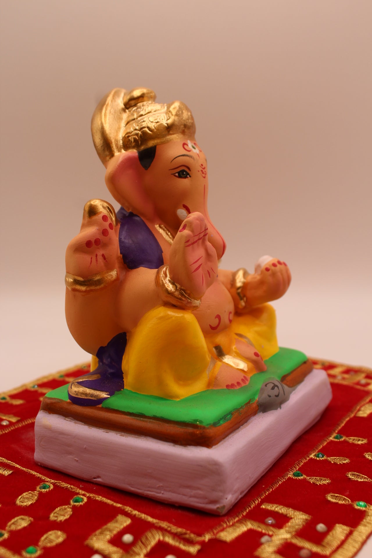 Side view showing the halo disc behind the head