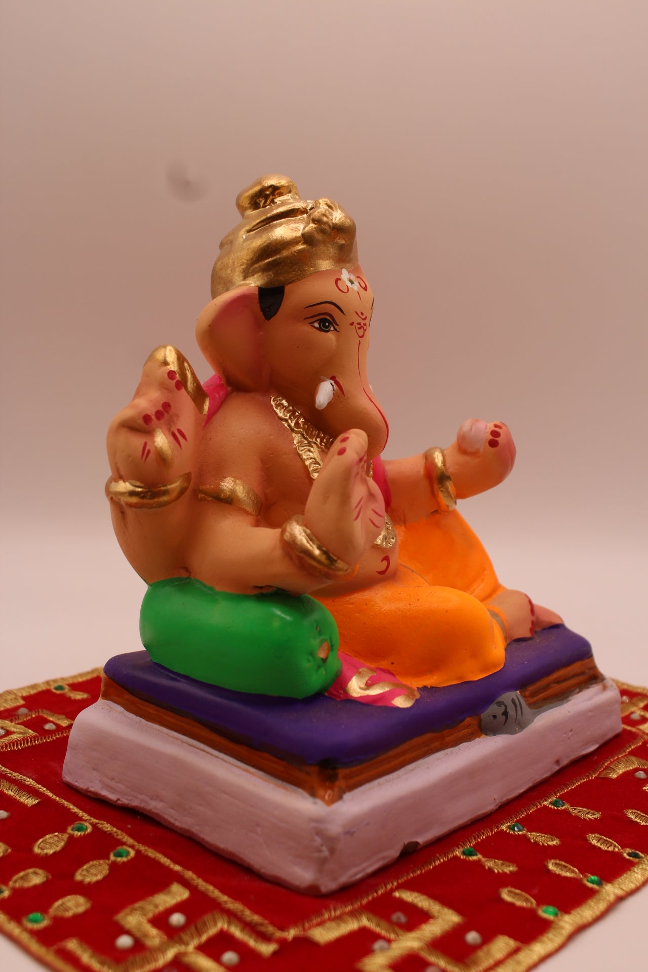 Side view showing the squat gold jata bun