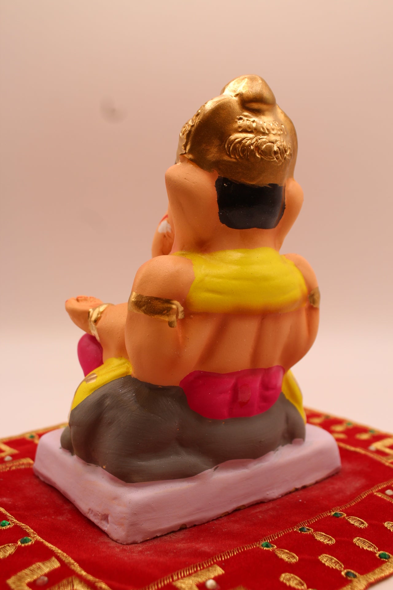 Back view showing the lemon khes tails