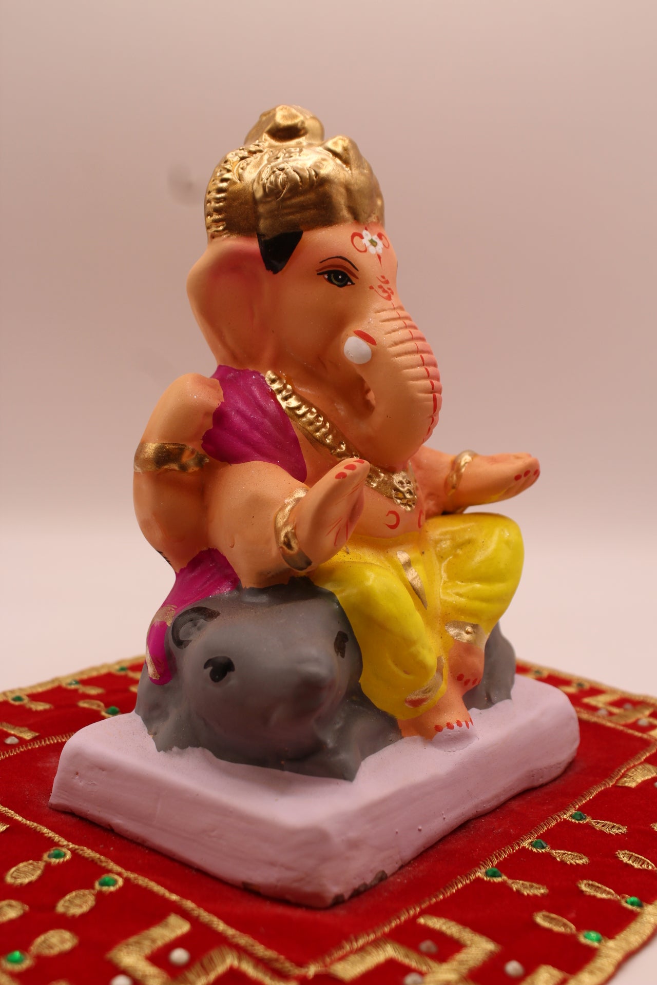 Side view showing the crested gold pagdi