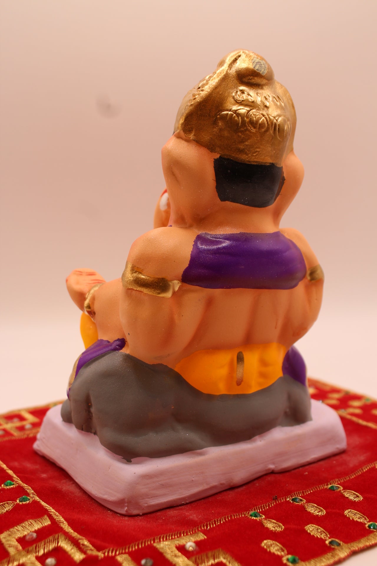 Back view showing the violet khes