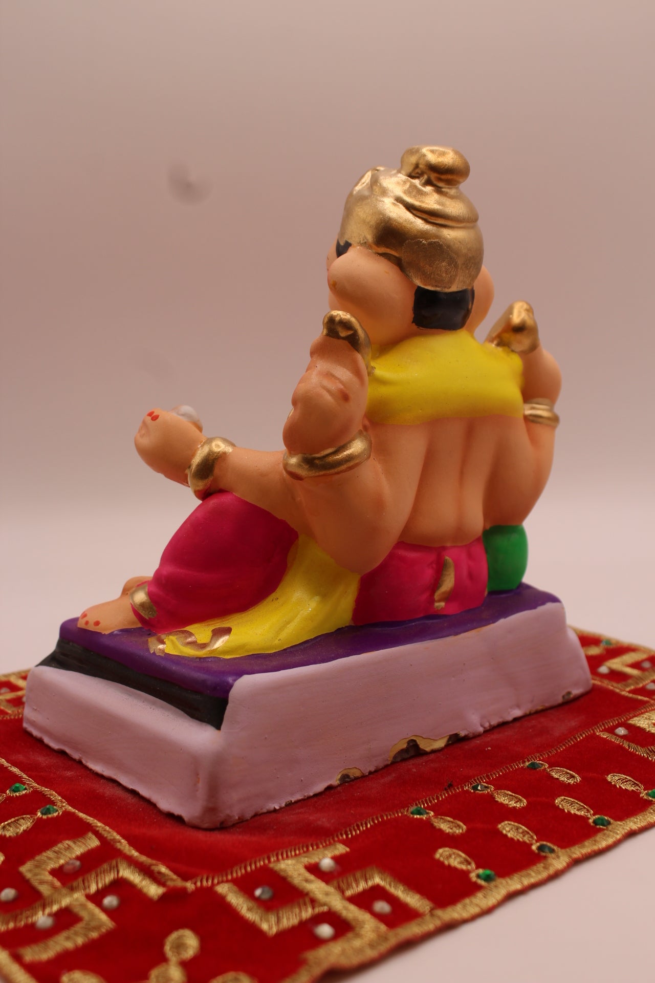 Back view showing the lemon khes covering the back