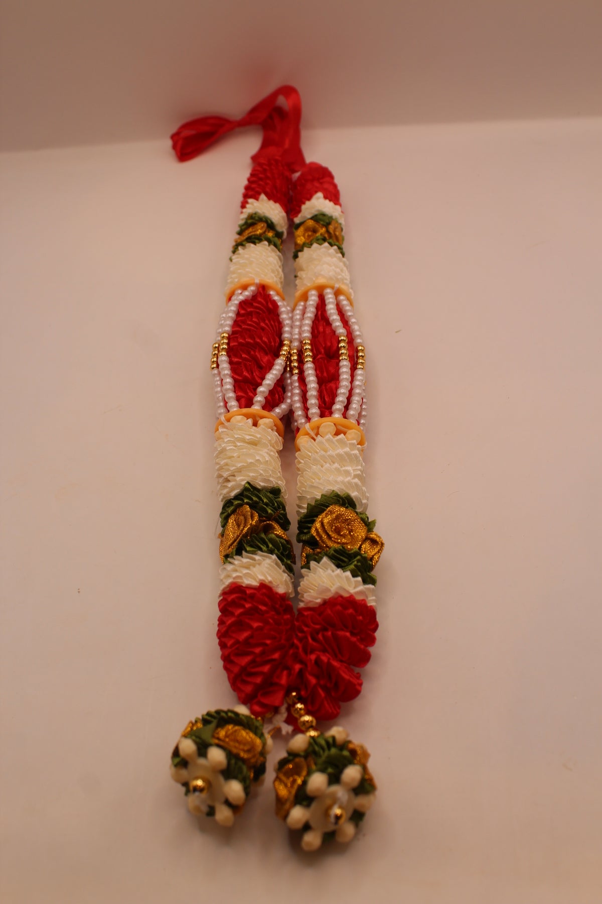 Red and white garland mala, close up