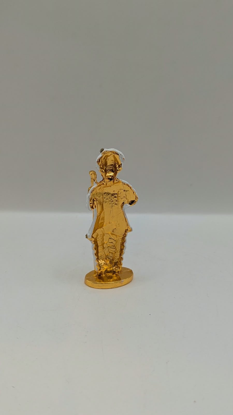 White and gold Jalaram Bapa murti, back view